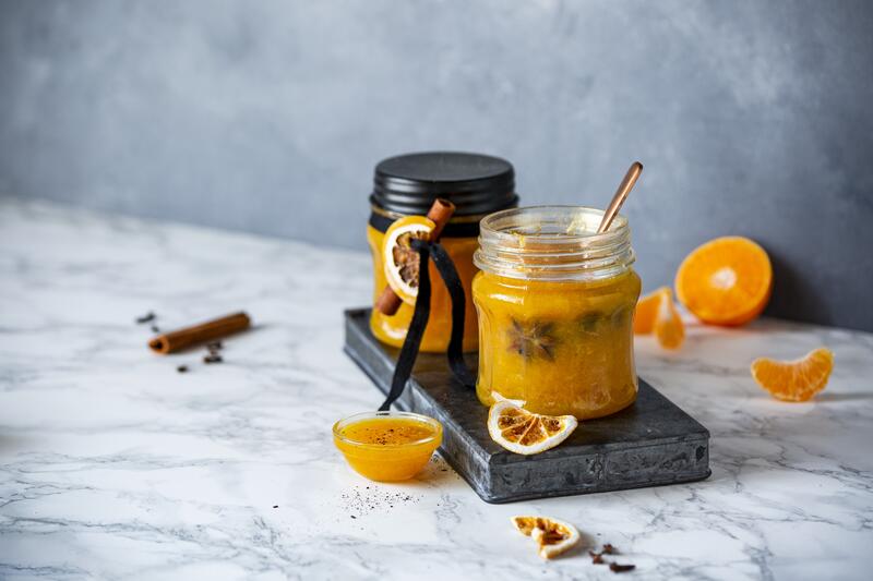 Mandarinen-Orangen-Marmelade mit Glitzer in zwei Marmeladengläsern
