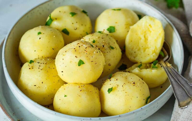 Kartoffelknödel mit Petersilie angerichtet