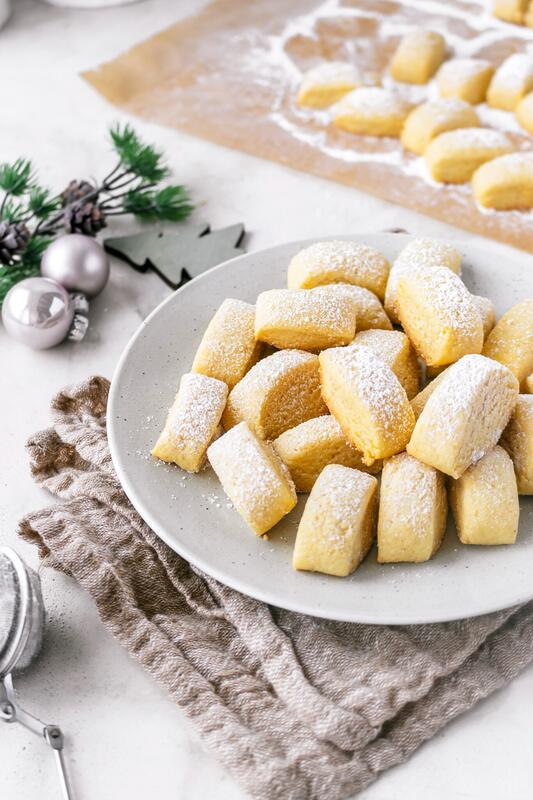 Traumstücke mit Puderzucker auf hellem Untergrund