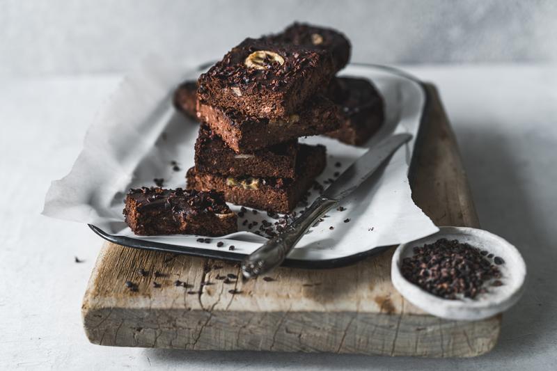 Mehrere Bananenbrot-Brownies auf dickem Brett