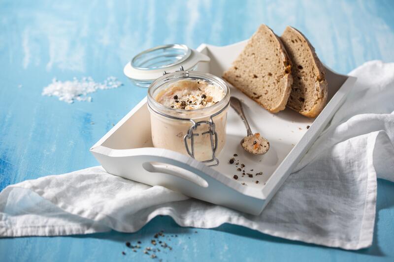 Lachsaufstrich in wiederverschließbarem Glas mit angelegten Brotscheiben