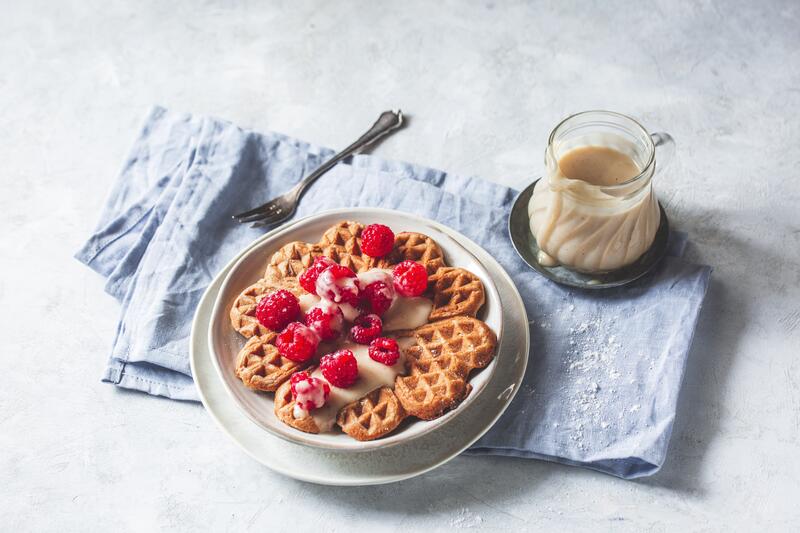Vegane Waffeln mit Vanillesoße und Himbeeren