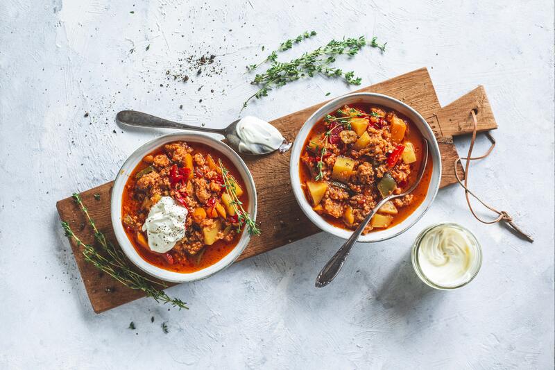Zwei weiße Schüsseln mit veganem Bauerntopf von oben fotografiert