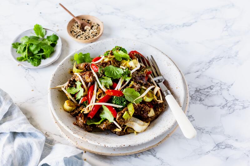 Gebratenes Gemüse mit Fleisch und Salat