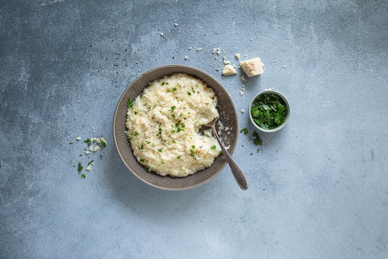 Klassisches Risotto in tiefem Teller mit Kräutern