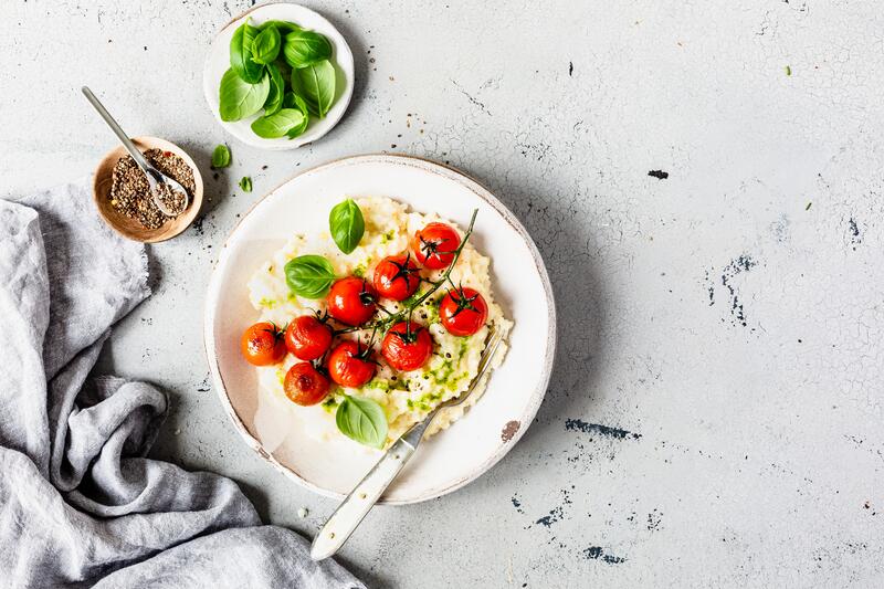 Klassisches Risotto in tiefem Teller mit Kräutern