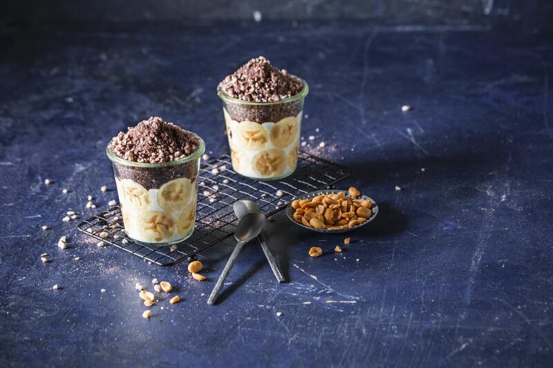 Zwei Gläser mit Maulwurftorte im Glas