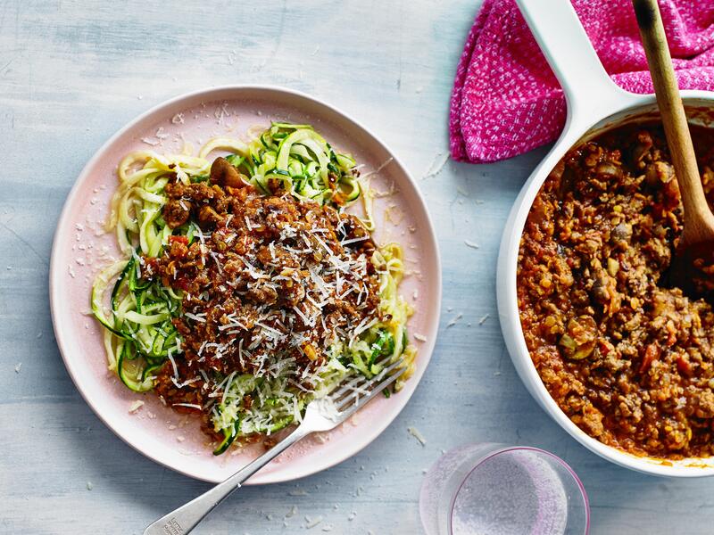 Zoodles mit Bolognese auf rosa Teller