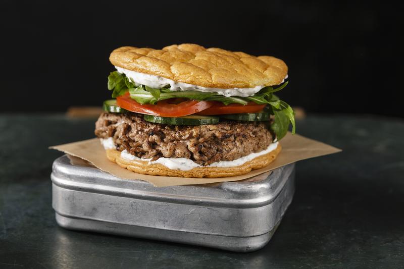 Cloud Burger mit Rindfleischpatties, Salat, Gurke, Tomate und Frischkäsecrème