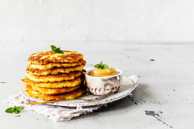 Stapel Kartoffelpuffer mit angestelltem Apfelmus