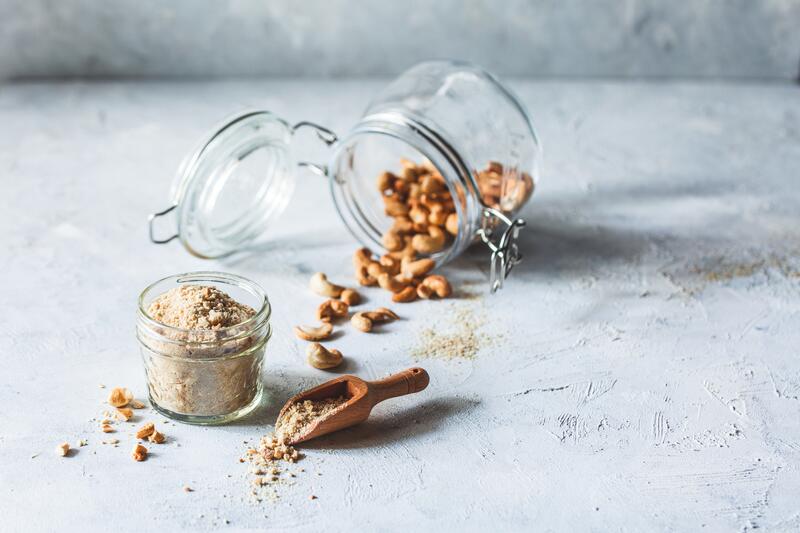 Kleines Glas mit veganem Parmesan und Cashews