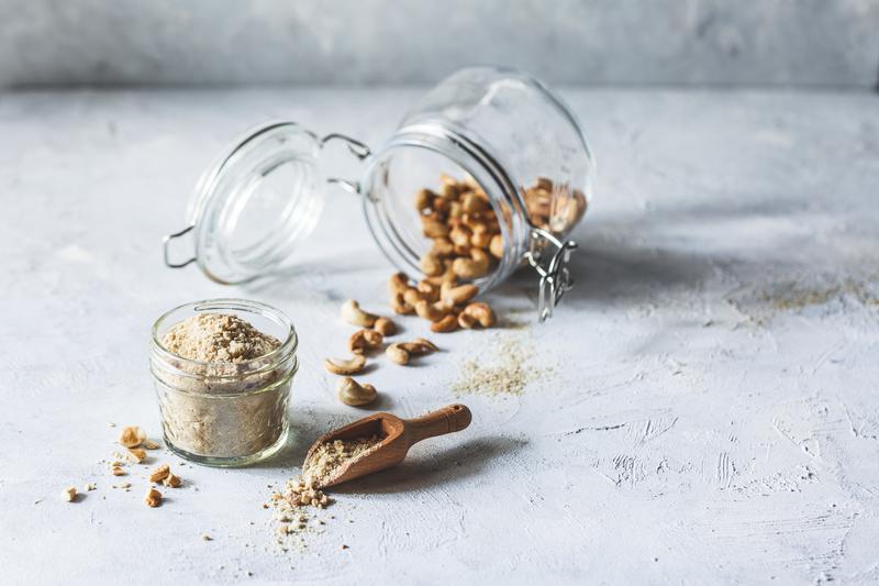 Kleines Glas mit veganem Parmesan und Cashews