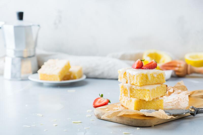 Drei Stücke Zitronenblechkuchen mit Zuckerguss