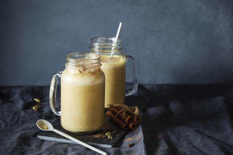 Zwei Gläser mit Pumpkin Spice Latte
