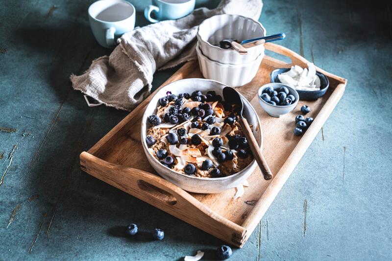 Gebackener Porridge mit Blaubeeren in einer Auflaufform.