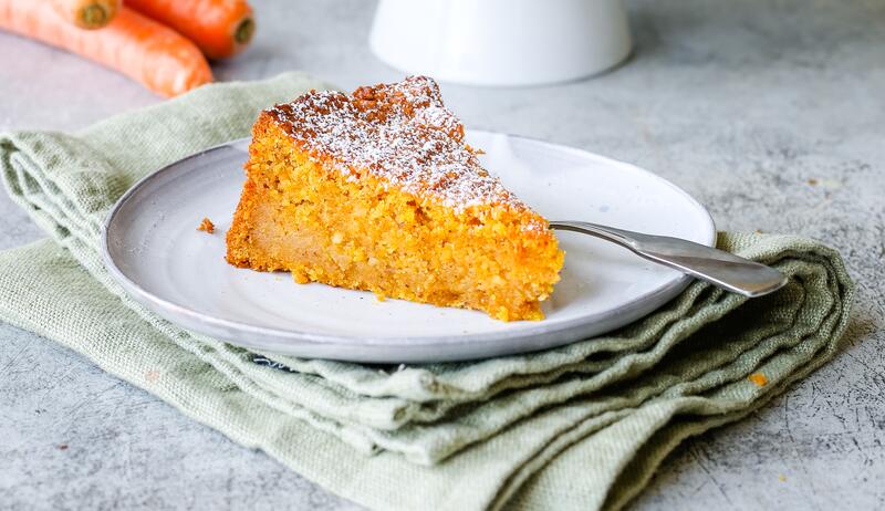 Karottenkuchen auf einem weißen Teller