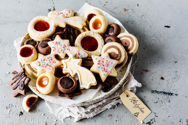 Teller mit unterschiedlichen Plätzchen