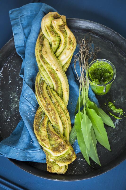 Hefezopf mit Pesto auf blauem Tuch