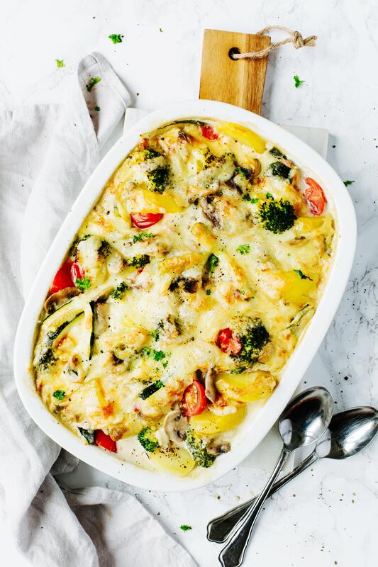 Raclette-Auflauf von oben fotografiert in einer weißen Form