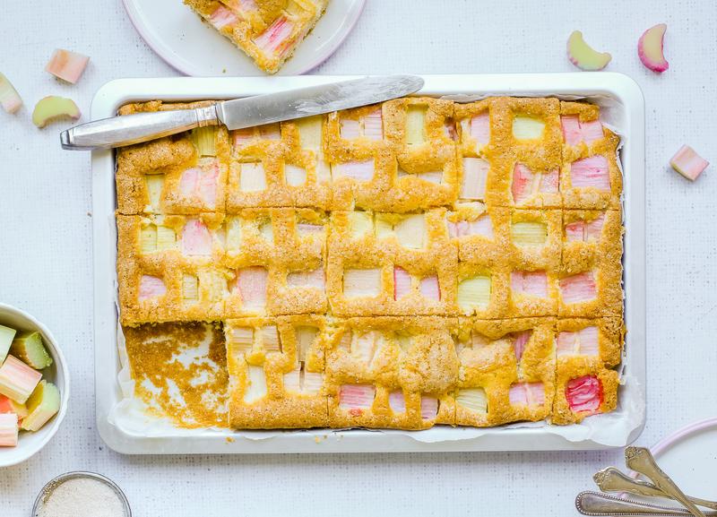 Angeschnittener Rhabarberkuchen vom Blech