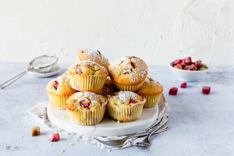 Rhabarber-Muffins auf einem Teller