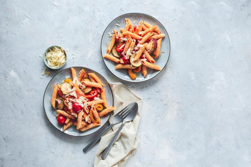 Zwei Teller mit Pasta mit Ratatouille