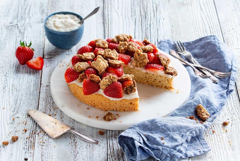 Erdbeerkuchen mit Streuseln auf einem weißen Teller