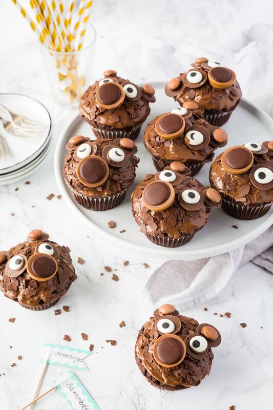 Mehrere Bärenmuffins mit Toffifee auf weißem Teller