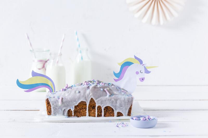 Einhornkuchen aus der Kastenform mit bunten Streuseln
