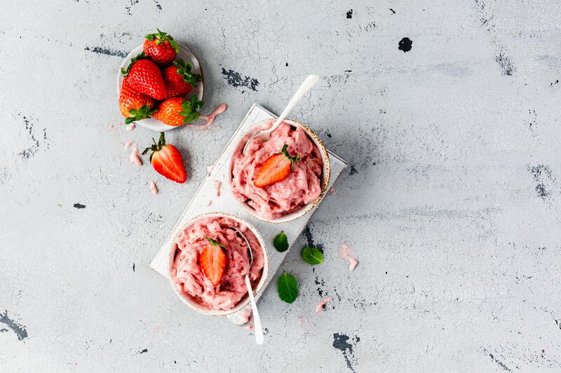 Erdbeer-Nicecream in Schälchen, von oben fotografiert