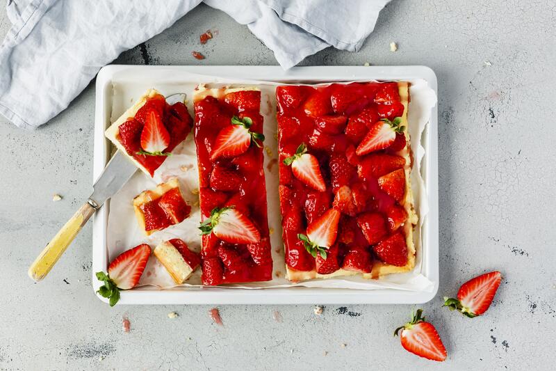 Erdbeerkuchen vom Blech von oben fotografiert