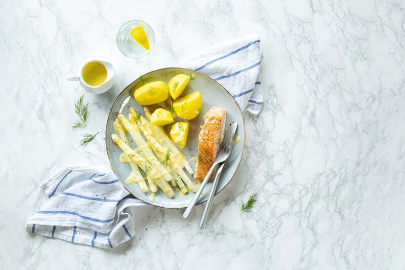 Spargel mit Kartoffeln, Lachs und Kräuter-Hollandaise