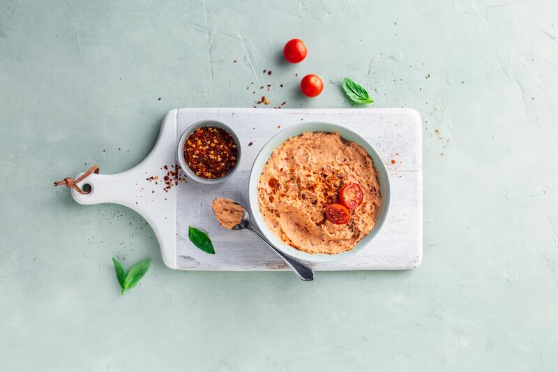 Tomate-Mozzarella-Dip in kleiner Schüssel