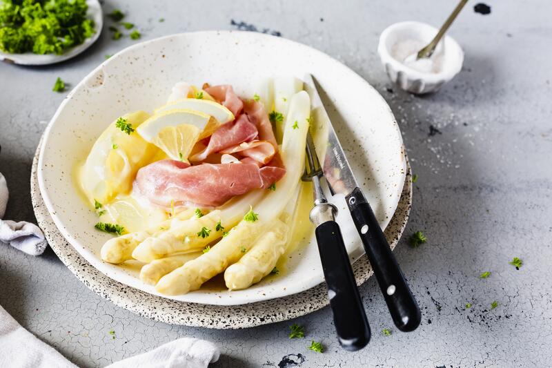 Weißer Teller mit Spargel mit Kartoffeln mit Sauce Hollandaise