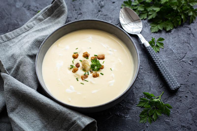 Spargelsuppe in einer Schale, garniert mit Croutons und Petersilie