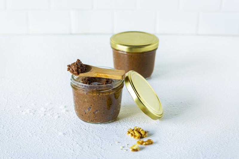 Zwei Gläser mit brauner Paste auf hellem Untergrund
