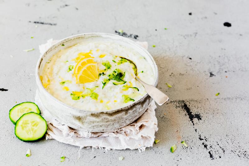 Schale mit Zaziki von oben fotografiert