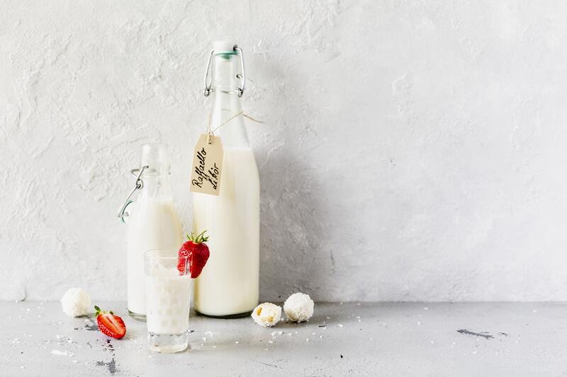 2 Flaschen mit Raffaello-Likör