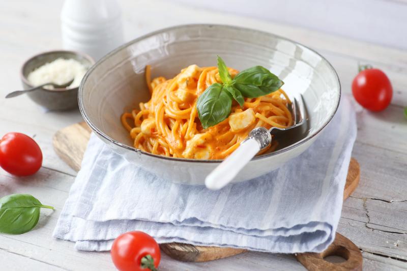 Tiefer Teller mit cremiger Spaghetti Tomate-Mozzarella
