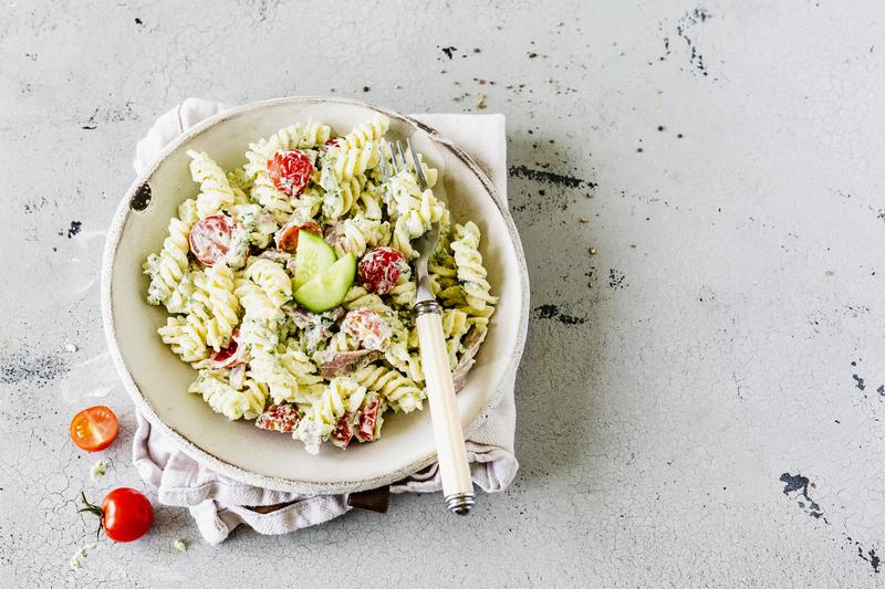 Tiefer Teller mit Nudelsalat mit Kirschtomaten
