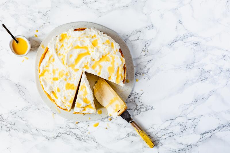 Käsekuchen mit Eierlikör dekoriert und in Schale 