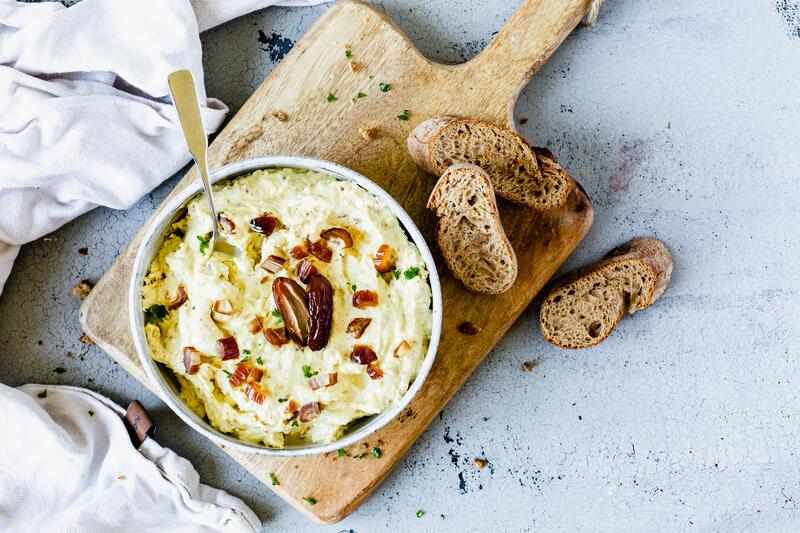 Dattel-Dip mit Frischkäse in Schüssel von oben fotografiert