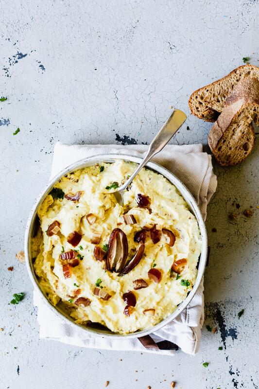 Dattel-Dip mit Frischkäse in Schüssel von oben fotografiert