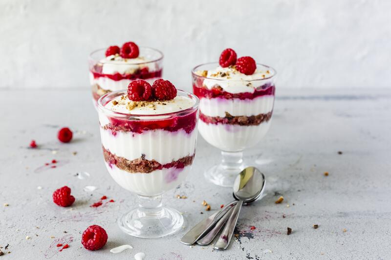 Cantuccini-Dessert in drei Gläsern mit Himbeeren