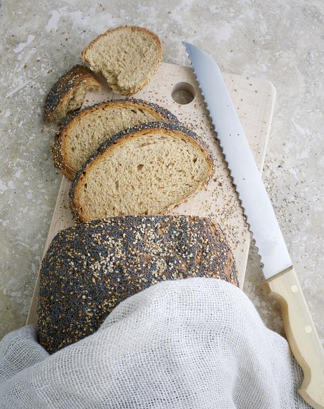 Angeschnittenes Weltmeisterbrot mit Brotmesser