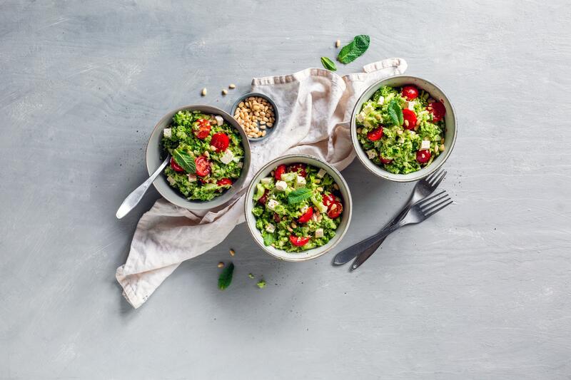 Bunter Rohkostsalat mit Gurke Sellerie und Minze in Schüsseln.