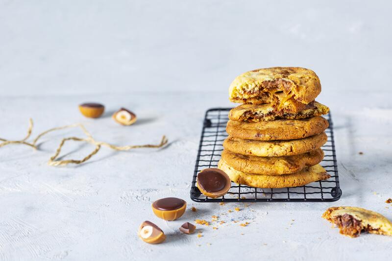 Stapel Toffifee-Cookies auf kleinem Kuchengitter