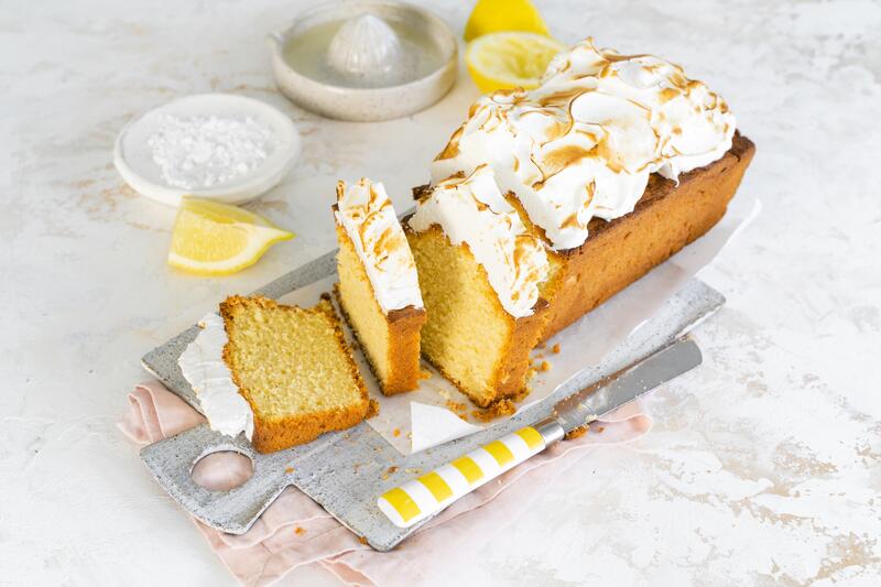 Angeschnittener Zitronenkuchen mit Baiser aus der Kastenform