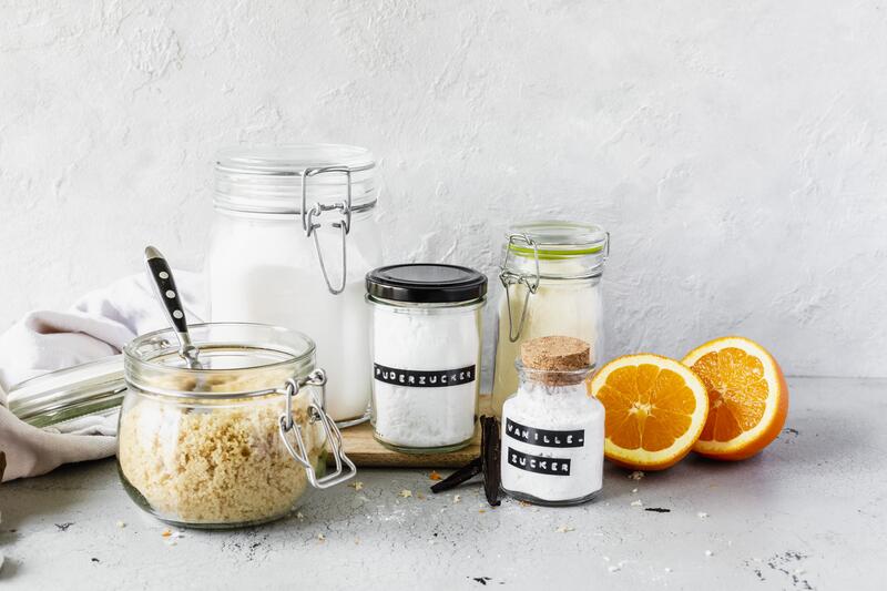 Mehrere Gläser mit Zucker