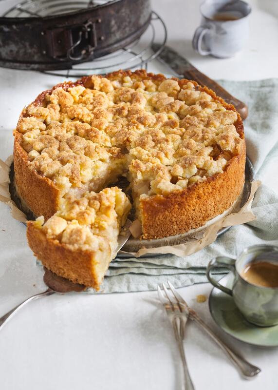Runder Kuchen mit Streuseln auf Gitter